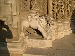 León protegiendo el pórtico