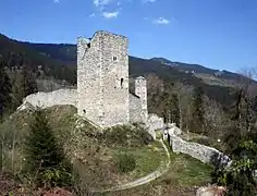 El bergfried del Castillo de Jörgenberg con su entrada elevada.