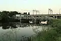 Frente al puente Riachuelo del Ferrocarril General Roca, el Puente Bosch es el centro de los tres puentes basculantes de rodillos sobre este río.