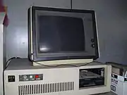 Un clónico compatible IBM PC de 1980 con una bahía de unidad de 5,25 pulgadas de altura completa que contiene una unidad de disquete de media altura de 5,25 pulgadas La otra mitad suele contener uan segunda unidad o un disco duro.