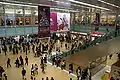 Sector del centro comercial dentro de la estación.