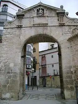 Vista de la Puerta del Ángel, con la hornacina del Arcángel San Miguel, desde el exterior de la muralla.