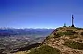 Cruz de Oroel con los Pirineos al fondo