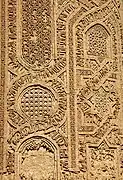 Bandas ornamentales sobre el minarete de Jam, en las que se puede leer la Sura 19 del Corán