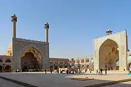 Patio de la  mezquita del Viernes de Isfahán, con su diseño de cuatro iwanes que data de principios del siglo XII