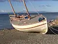 La réplica del James Caird al lado del estrecho de Magallanes, con la Tierra del Fuego al fondo.