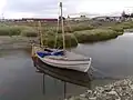 La réplica del James Caird a flote en el río al lado del Museo Nao Victoria.