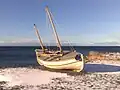 La réplica del James Caird en el Museo Nao Victoria en invierno con nieve.