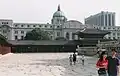 Vista trasera de detrás de la puerta interior del palacio en 1995, antes de su demolición