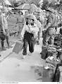 Civiles y soldados japoneses que abandonan el norte de Borneo después de la rendición de Japón.