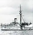 El crucero Itsukushima en Kobe, disparando una salva de saludo, 1897.