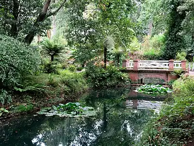 El río a su paso por el Jardín Botánico Atlántico.