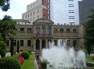 Jardín y fuentes del Palacio de Navarra.