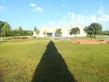 Jardines del CDAN, con la entrada al museo en el fondo.