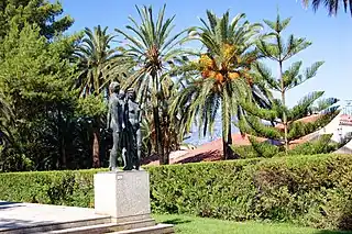 Una de las esculturas de los Jardines del Príncipe, en Tortosa.