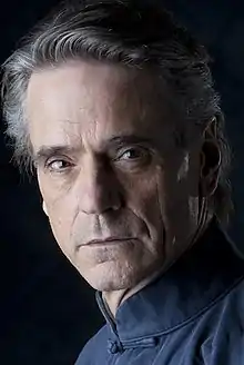 Jeremy Irons: el director Kingsley Stewart.