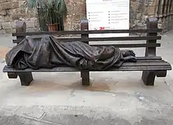 Jesus Homeless (2019), de Timothy Schmalz, placeta de Santa Ana.