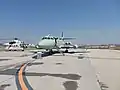 Lockheed JetStar de la Fuerza Aérea Mexicana, al fondo se aprecia un Super Puma