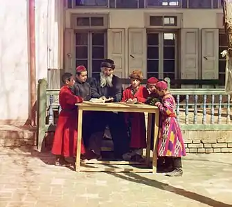 Sergei Mikhailovich Prokudin-Gorskii, Escolares judíos estudiando con su maestro, Jéder de Samarcanda, 1909-1915. Fotografía en color producida en el Imperio Ruso.