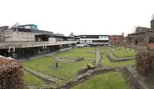 Vaughan College, antiguo colegio de educación de adultos de la universidad, es grado II que aparece y se enfrenta a las ruinas romanas Ratae Corieltauvorum