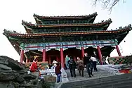 Un pabellón de tres plantas en la cima de uno de los picos de Jingshan