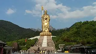 Una vista de la estatua de 99 m de Ksitigarbha Bodhisattva en Jiuhuashan