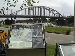 Placa en el monumento del Puente de Arnhem, llamado hoy Puente John Frost.