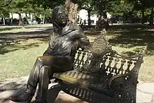 Estatua de John Lennon (con espejuelos).