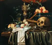Vanitas con una calavera, una pistola, un laúd con cuerdas rotas, una flauta, conchas, duraznos, higos, pan y una urna en una repisa parcialmente cubierta (1651), de Joris van Son, colección privada