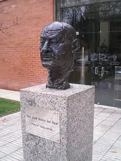 Monumento a José Hierro