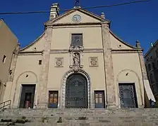 La iglesia de Nuestra Señora de Gracia y San José (siglos XVI-XVII), existente desde los orígenes de Gracia, se encuentra en la parte alta de la plaza. Es el edificio más antiguo