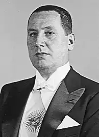 Juan Domingo Perón1.(1946-1952)2.(1952-1955)3.(1973-1974)  10 años