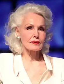 Julie Newmar, actriz nacida un 16 de agosto.