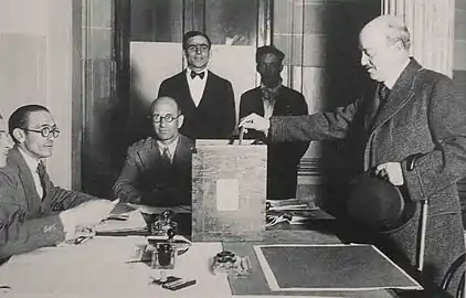 Julio Argentino Roca (hijo) votando.