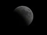 El comienzo del eclipse a las 18:52 UTC visto desde Atenas, Grecia.