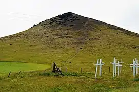 Cruces delante de la colina Kögunarhóll