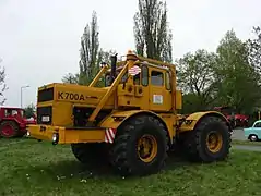 Tractor K-700 Kírovets el cual fue producido entre 1961 y el año 2000 en la planta