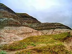 Badlands cerca de Drumheller, Alberta,  donde la erosión ha dejado al descubierto el límite K–Pg