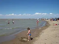 Bañistas en las playas del embalse