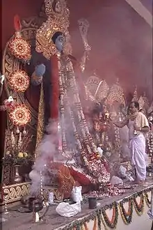 Pandit dando ofrendas a la diosa Kali.