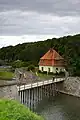 Puente del castillo con banderas