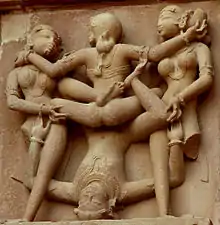 Relieve erótico del Kama-sutra en Khajuraho