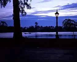 Atardecer en la Ribera del río.