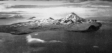 Fotografía aérea de la isla Kanaga de 1952.