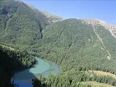 El lago Kanas al lado del glaciar alpino