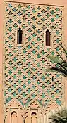 Variación del motivo sebka con forma de trébol en el alminar de la Mezquita de la Kasbah en Marrakech, Marruecos (finales del siglo XII)