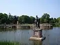 Ruinas del castillo de Egmond en Egmond aan den Hoef. En primer término la estatua del conde de Egmont