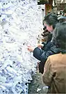 Anudando omikuji en el Santuario de Kasuga.