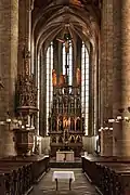 Presbiterio de la iglesia de San Bartolome en Pilsen con un altar neogótico según el diseño de Mocker