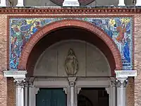 Viena, estatua de la Virgen María en el atrio del pórtico de entrada de la Iglesia de San Antonio (Antonskirche), Antonsplatz, Viena